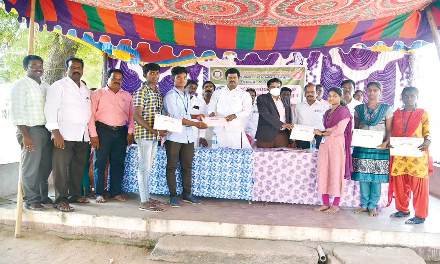 அண்ணா அரசு கலைக் கல்லூரி நாட்டு நலப்பணி திட்ட மாணவர்களுக்கு சான்றிதழ்:  லட்சுமணன் எம்.எல்.ஏ,  வழங்கினார்