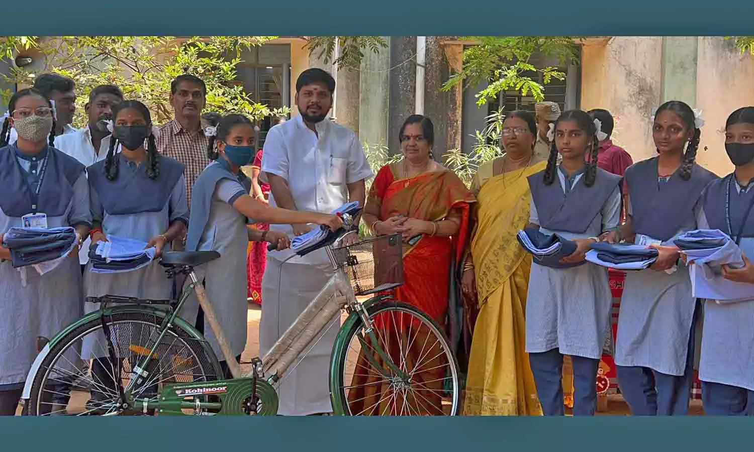 மாணவர்களுக்கு இலவச சைக்கிள்