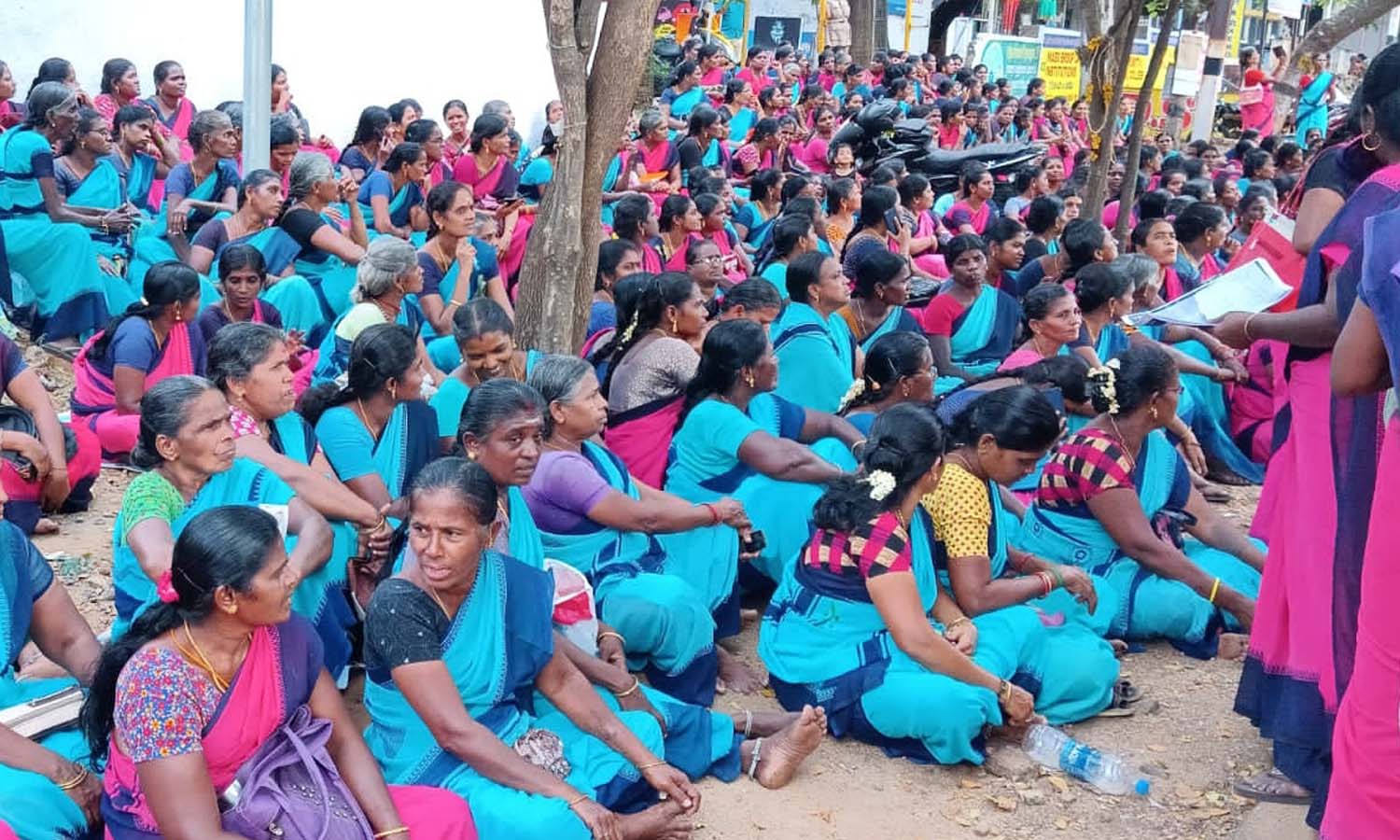 தென்காசியில் அங்கன்வாடி ஊழியர், உதவியாளர்  சங்கம் சார்பில் தர்ணா போராட்டம்