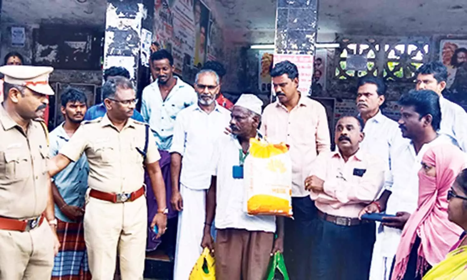 முத்துப்பேட்டையில், மனநலம் பாதிக்கப்பட்டு சுற்றித்திரிந்தவர்கள் மீட்பு முத்துப்பேட்டையில், மனநலம் பாதிக்கப்பட்டு சுற்றித்திரிந்தவர்கள் மீட்பு