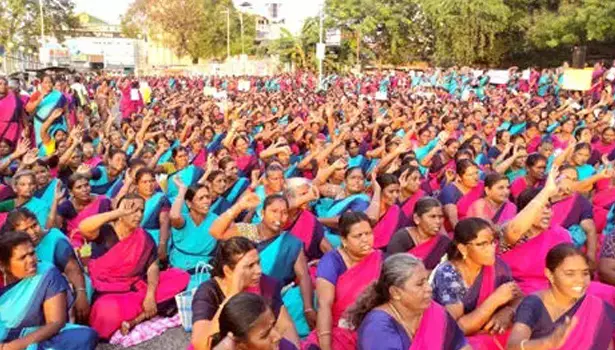 நாமக்கல்லில் அங்கன்வாடி ஊழியர்கள் தர்ணா போராட்டம்