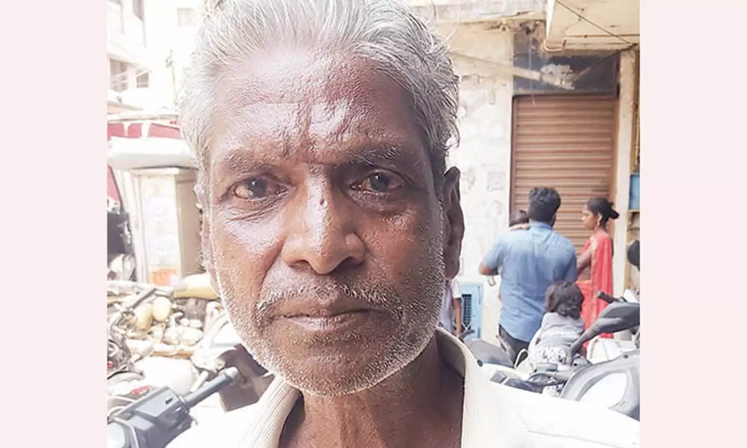 கட்டிடம் இடிந்து விழுந்ததை நேரில் பார்த்தார்- அதிர்ச்சியில் இருந்து மீளாத ரிக்ஷா தொழிலாளி கட்டிடம் இடிந்து விழுந்ததை நேரில் பார்த்தார்- அதிர்ச்சியில் இருந்து மீளாத ரிக்ஷா தொழிலாளி