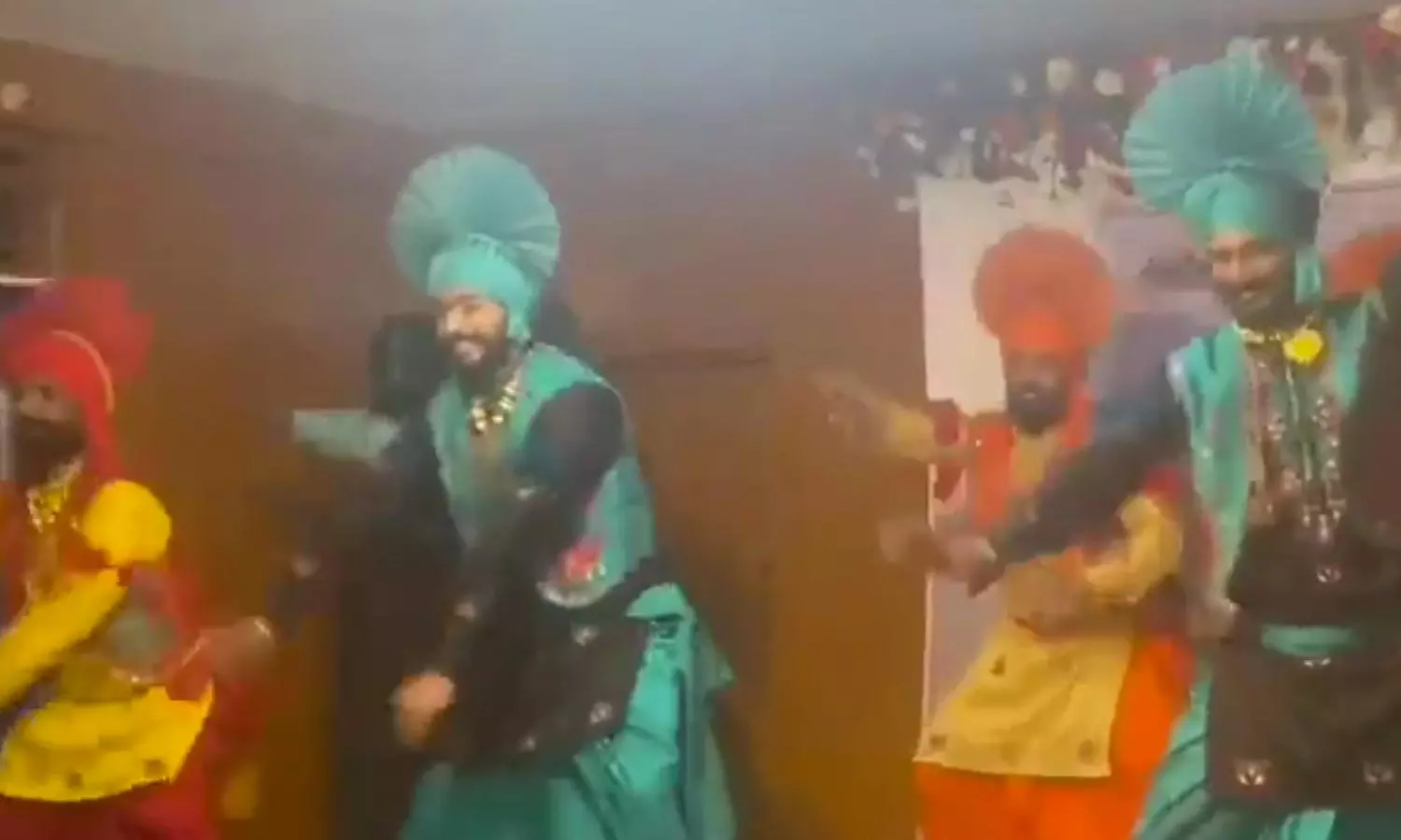 அருணாச்சலபிரதேசத்தில் ஒய் திஸ் கொலவெறி பாடலுக்கு பாங்க்ரா ராணுவ வீரர்கள்