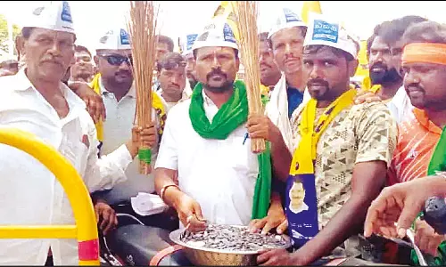 டெபாசிட் தொகையான ரூ.10 ஆயிரத்தை நாணயங்களாக கொண்டு வந்த ஆம் ஆத்மி கட்சி வேட்பாளர்