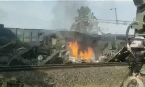 மத்திய பிரதேசத்தில் சரக்கு ரெயில்கள் மோதல்- என்ஜின் தீப்பிடித்தது