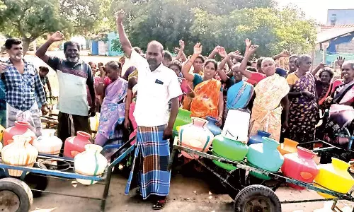 சாயல்குடி அருகே குடிநீர் கேட்டு கிராம மக்கள் காலி குடங்களுடன் சாலை மறியல்