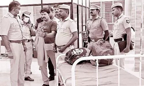 அரசு ஆஸ்பத்திரியில் புகுந்து விசாரணை கைதிகள் மீது கொலை வெறி தாக்குதல் நடத்திய 7 பேர் கும்பலுக்கு வலைவீச்சு