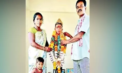 மின்சாரம் தாக்கி பலியான மகனுக்கு சிலை வைத்த பெற்றோர்