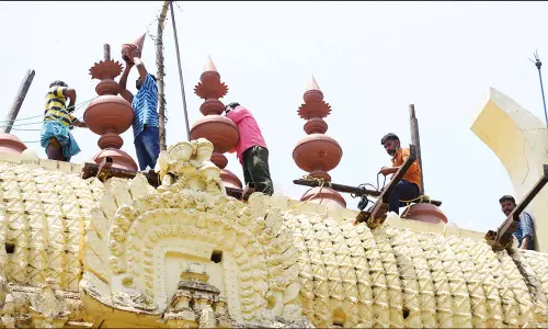 ஜலகண்டேஸ்வரர் கோவில் கோபுர கலசங்கள் தங்க முலாம் பூசப்பட்டு பொருத்தப்படுகிறது