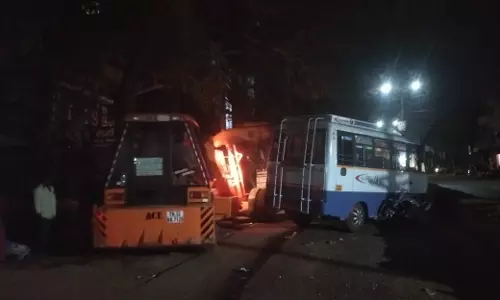 பண்ருட்டியில் சென்டர் மீடியனில் மோதி வேன் விபத்துக்குள்ளானது