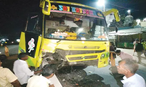 உளுந்தூர் பேட்டை போலீஸ் நிலையம் எதிரே   தடுப்பு கட்டையில் மோதிய ஆம்னி பஸ்:   8 பயணிகள் படுகாயம்