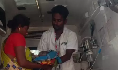 பண்ருட்டி அருகே ஓடும் ஆம்புலன்சில் இளம் பெண்ணுக்கு பெண் குழந்தை பிறந்தது: ஊழியர்களுக்கு பொதுமக்கள் பாராட்டு