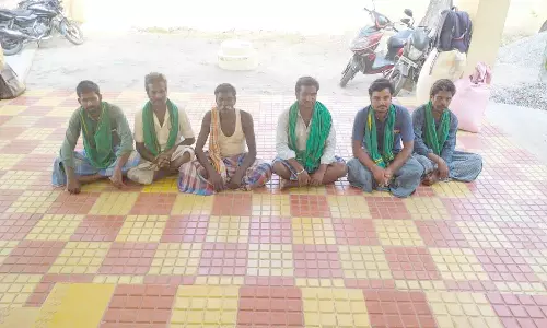 விவசாயிகளிடம் லஞ்சம் கேட்ட அதிகாரியை கண்டித்து தர்ணா