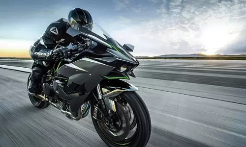 சென்னையில் நள்ளிரவில் பைக் ரேஸ்: 33 மோட்டார் சைக்கிள்கள் பறிமுதல்