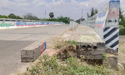 அங்கனூர் சின்னாற்று பாலத்தின் பக்கவாட்டு சுவர் சேதம்