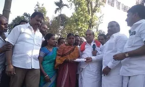 கூடலூரில் யானை தாக்கி இறந்தவர் குடும்பத்துக்கு ரூ.1 லட்சம் நிதியுதவி-ஆ.ராசா எம்.பி. வழங்கினாா்