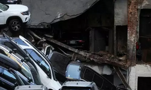 அமெரிக்காவின் நியூயார்க்கில் கார் பார்க்கிங் பகுதி இடிந்து ஒருவர் பலி