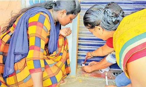 சுரண்டை அருகே மருந்தகத்திற்கு சீல் வைத்த அதிகாரிகள்