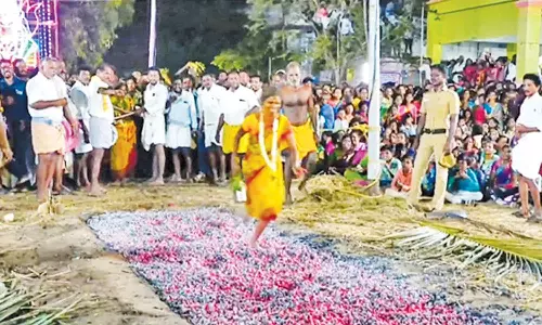 மழை முத்துமாரியம்மன் கோவிலில் தீமிதி திருவிழா