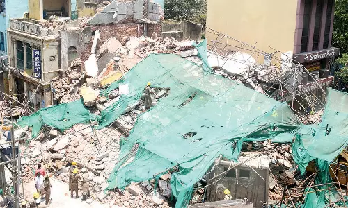 சென்னை பாரிமுனையில் 4 மாடி கட்டிட விபத்தில் 10 பேர் சிக்கி தவிப்பு