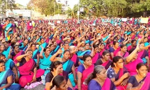 நாமக்கல்லில் அங்கன்வாடி ஊழியர்கள் தர்ணா போராட்டம்