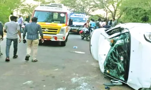 மலைப்பாதையில் கார் கவிழ்ந்து ஏட்டு உள்பட 4 பேர் படுகாயம்