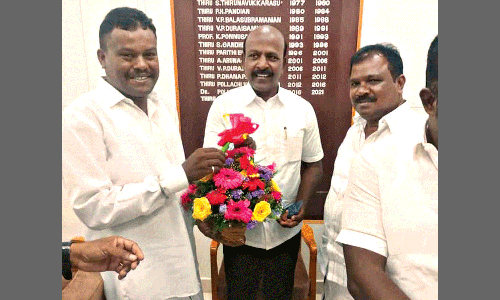 முதல்-அமைச்சருக்கு 108 ஆம்புலன்ஸ் நிர்வாகிகள் பாராட்டு