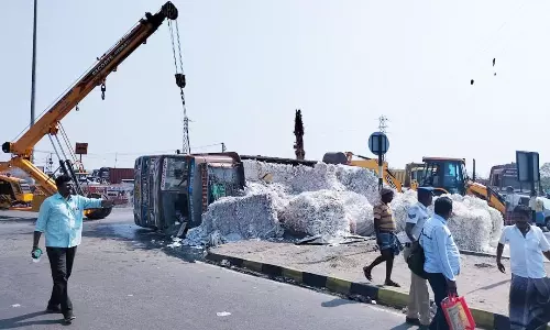 விரகனூர் சுற்றுச்சாலையில் நடுரோட்டில் கவிழ்ந்த லாரி