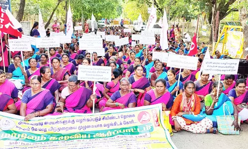 தருமபுரியில்  அங்கன்வாடி ஊழியர் சங்கத்தினர் ஆர்ப்பாட்டம்