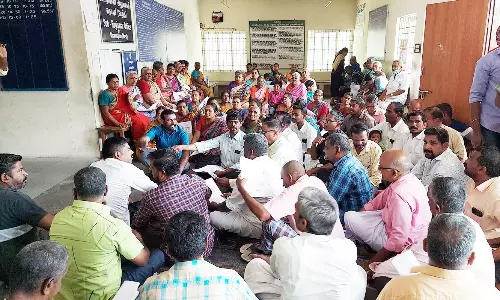 பத்திரப்பதிவு அலுவலகத்தை பொதுமக்கள் முற்றுகை