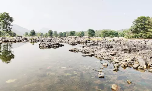 தொடர் நீர் வரத்து குறைவால்  பாறைகளாக காட்சியளிக்கும் ஒகேனக்கல் காவிரி ஆறு