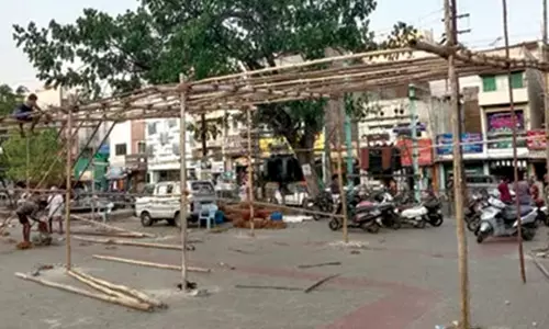 குளக்கரைத் திடலில் கடைகள் அமைப்பதால்  வாகனங்கள் நிறுத்த முடியாமல் பொதுமக்கள் தவிப்பு