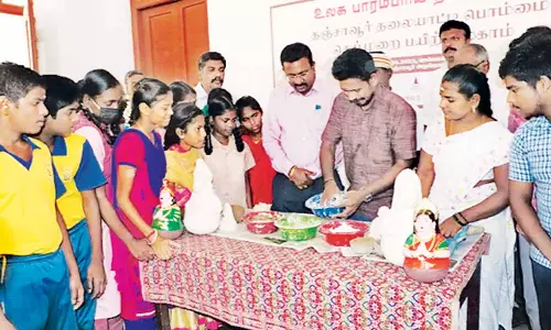 தஞ்சையில், மாணவர்களுக்கான தலையாட்டி பொம்மை பயிற்சி பட்டறை- கலெக்டர் தொடங்கி வைத்தார்