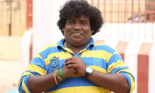 சபரிமலையில் பக்தர்களுடன் கலந்துரையாடிய யோகிபாபு