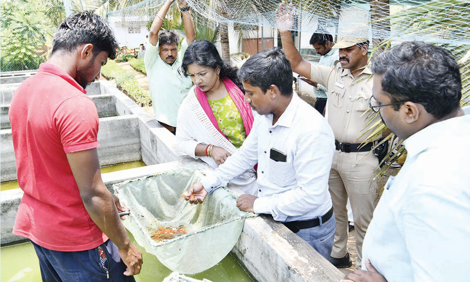 தேனி : அரசு மீன்பண்ணையில் கலெக்டர் ஆய்வு