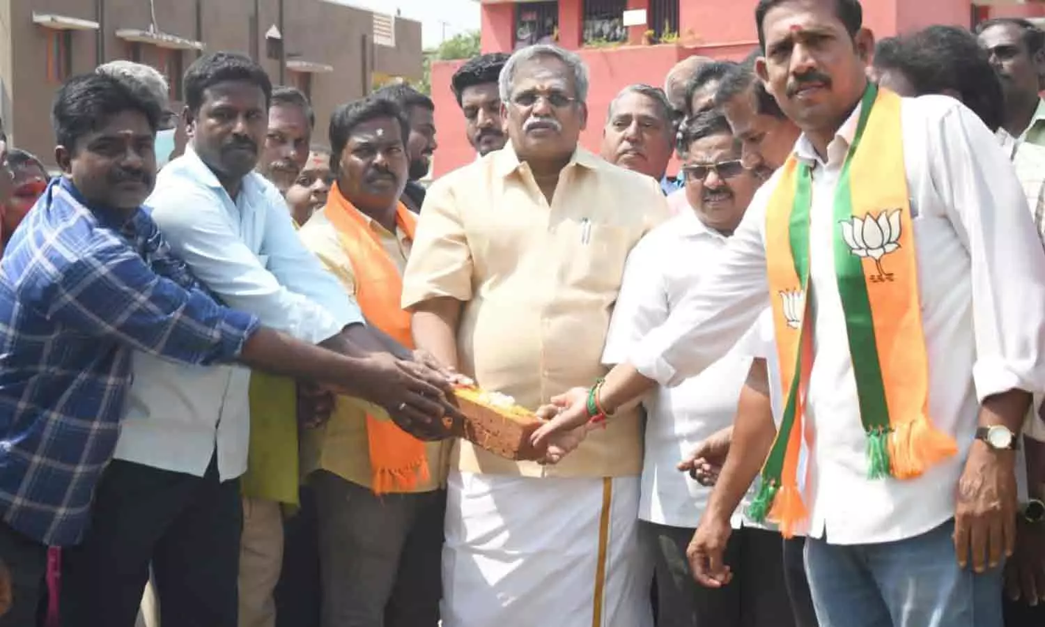 ரூ.23¼ லட்சம் செலவில் சாலை, வாய்க்கால் அமைக்கும் பணி ரூ.23¼ லட்சம் செலவில் சாலை, வாய்க்கால் அமைக்கும் பணி