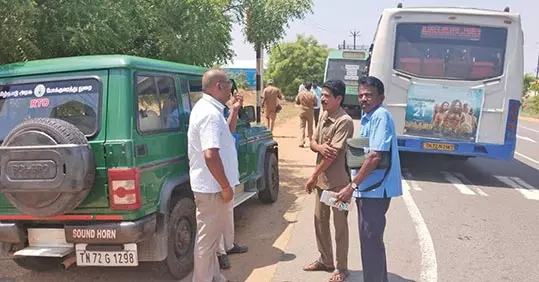 மானூர் அருகே வட்டார போக்குவரத்து அதிகாரிகள் திடீர் ஆய்வு மானூர் அருகே வட்டார போக்குவரத்து அதிகாரிகள் திடீர் ஆய்வு
