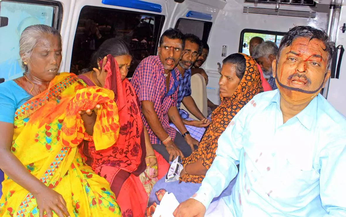 நெல்லை கொக்கிரகுளத்தில் விபத்து: ஆட்டோ-கார், அரசு பஸ் மீது  மோதிய தனியார் பஸ்; 10 பேர் காயம்