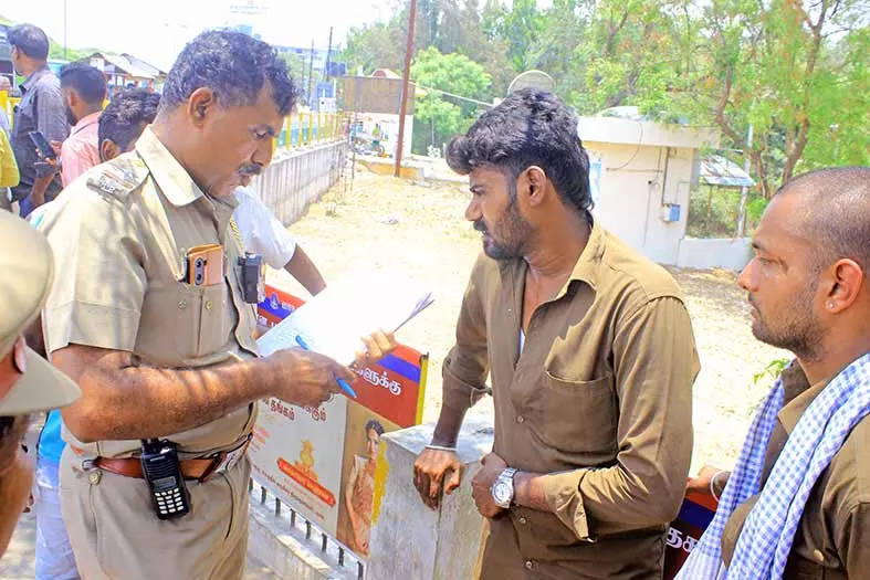 நெல்லை கொக்கிரகுளத்தில் விபத்து: ஆட்டோ-கார், அரசு பஸ் மீது  மோதிய தனியார் பஸ்; 10 பேர் காயம்