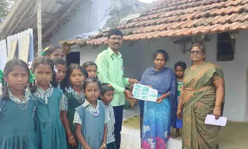 பள்ளிகளில் குழந்தைகளை சேர்க்க வீடுகள்தோறும் விழிப்புணர்வு