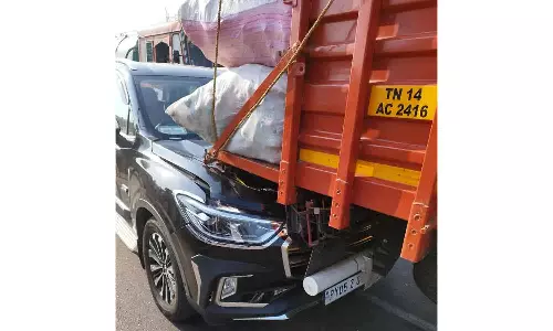 கார் மீது லாரி மோதி மீது விபத்து