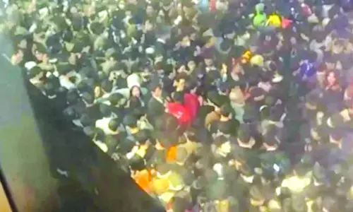 ஏமனில் நிதியுதவி நிகழ்ச்சியில் குவிந்த மக்கள்: கூட்ட நெரிசலில் சிக்கி 85 பேர் பலி