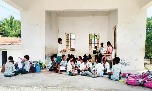 வடமதுரை அருகே புதிய பள்ளி கட்டிடம் திறக்கப்படாததால் வெயிலில் தவிக்கும் மாணவர்கள்
