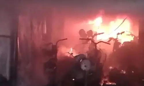 ஷோரூமில் பயங்கர தீ விபத்து- பேட்டரி வெடித்து 90 எலக்ட்ரானிக் பைக் எரிந்து நாசம்