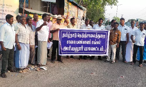 அரியலூரில் சாலை பணியாளர்கள் ஆர்ப்பாட்டம்