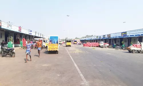 கேரளாவுக்கு காய்கறிகள் அனுப்பாததால் ஒட்டன்சத்திரம் மார்க்கெட்டில் விற்பனையின்றி வெறிச்சோடியது