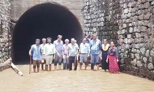 முல்லைபெரியாறு அணை தேக்கடி சுரங்கப்பாதையில் பொறியாளர் குழு ஆய்வு