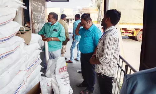 திருச்செங்கோடு பகுதியில்ரூ.10 ஆயிரம் மதிப்புள்ள பிளாஸ்டிக் பொருட்கள் பறிமுதல்