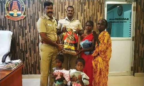 புகார் அளிக்க வந்த  ஏழைக் குடும்பத்திற்கு அரிசி, மளிகை பொருட்கள் வாங்கி கொடுத்த டி.எஸ்.பி.:  சமூக ஆர்வலர்கள் பாராட்டு