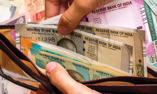 ரூ 3.50 லட்சம் பணத்துடன் சாலை ஓரத்தில் மயங்கி கிடந்த டாஸ்மாக் ஊழியர்